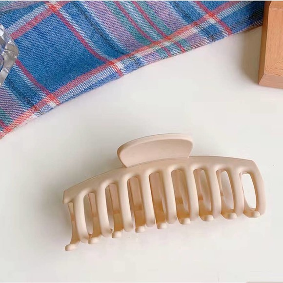 NEW Matte Hair Claw Clips 4 Pack in Beige and Milk Coffee - Picture 5 of 10